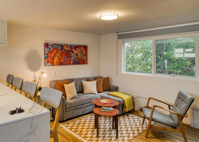 Comfy Apartment With Leafy Views By Tasman