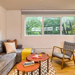 Comfy Apartment With Leafy Views By Tasman